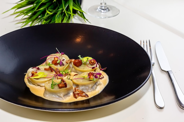 Przygotowane talerze z potrawami